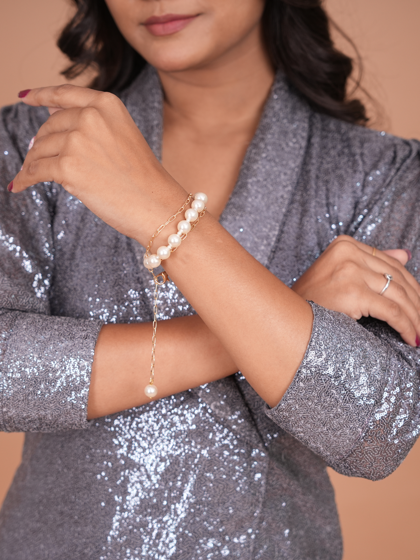 Versatile Elegance: Faux Pearl Necklace-Cum-Bracelet with Chain